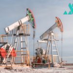 Oil Holds Near 1-Month High as Tariffs Loom, Poised for 3rd Weekly Gain