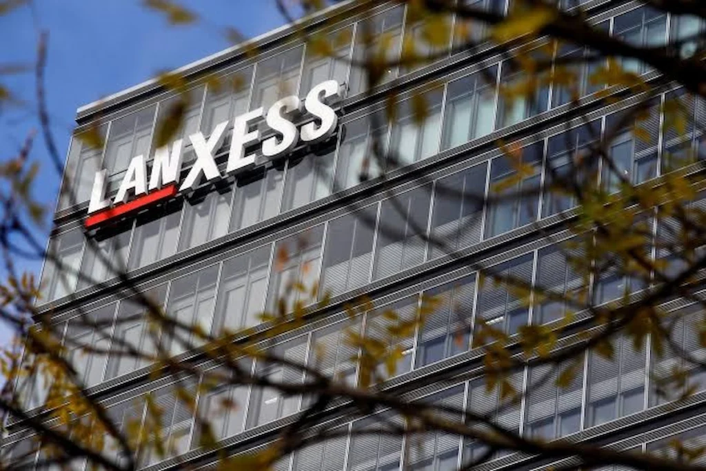 Lanxess Shares Fall Over 5% After BNP Paribas Cuts to Underperform on Weak Utilization and Earnings Risks