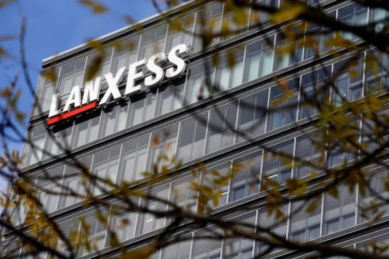 Lanxess Shares Fall Over 5% After BNP Paribas Cuts to Underperform on Weak Utilization and Earnings Risks