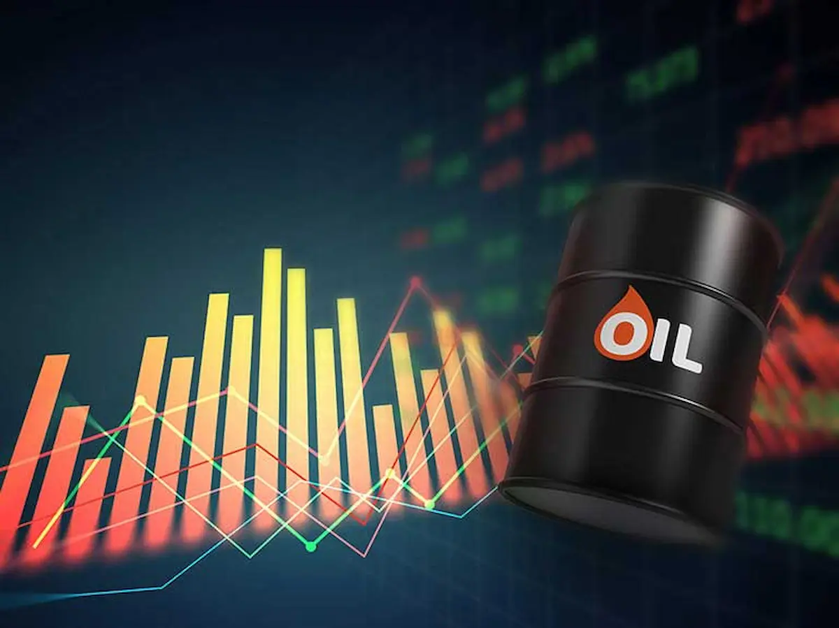 Oil Climbs 0.7% as U.S.-Iran Peace Hopes Fade, Raising Supply Risks in 2027