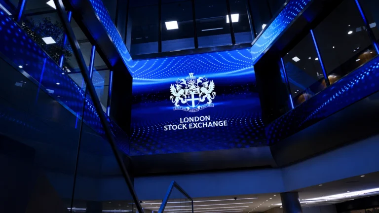 London Stocks Fall as Global Bond Selloff and Middle East Tensions Weigh on FTSE 100