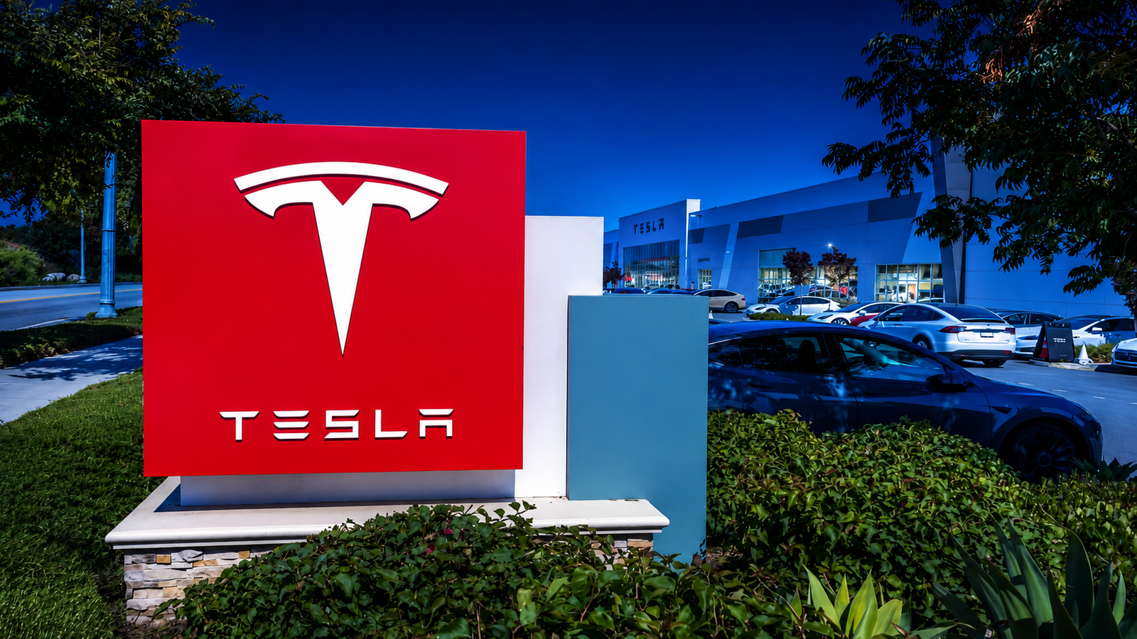 NHTSA Opens Formal Audit Into Nearly 1,000 Tesla Cybercabs Over Controls